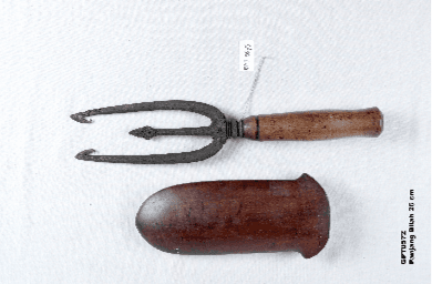 Triple-Bladed Weapon